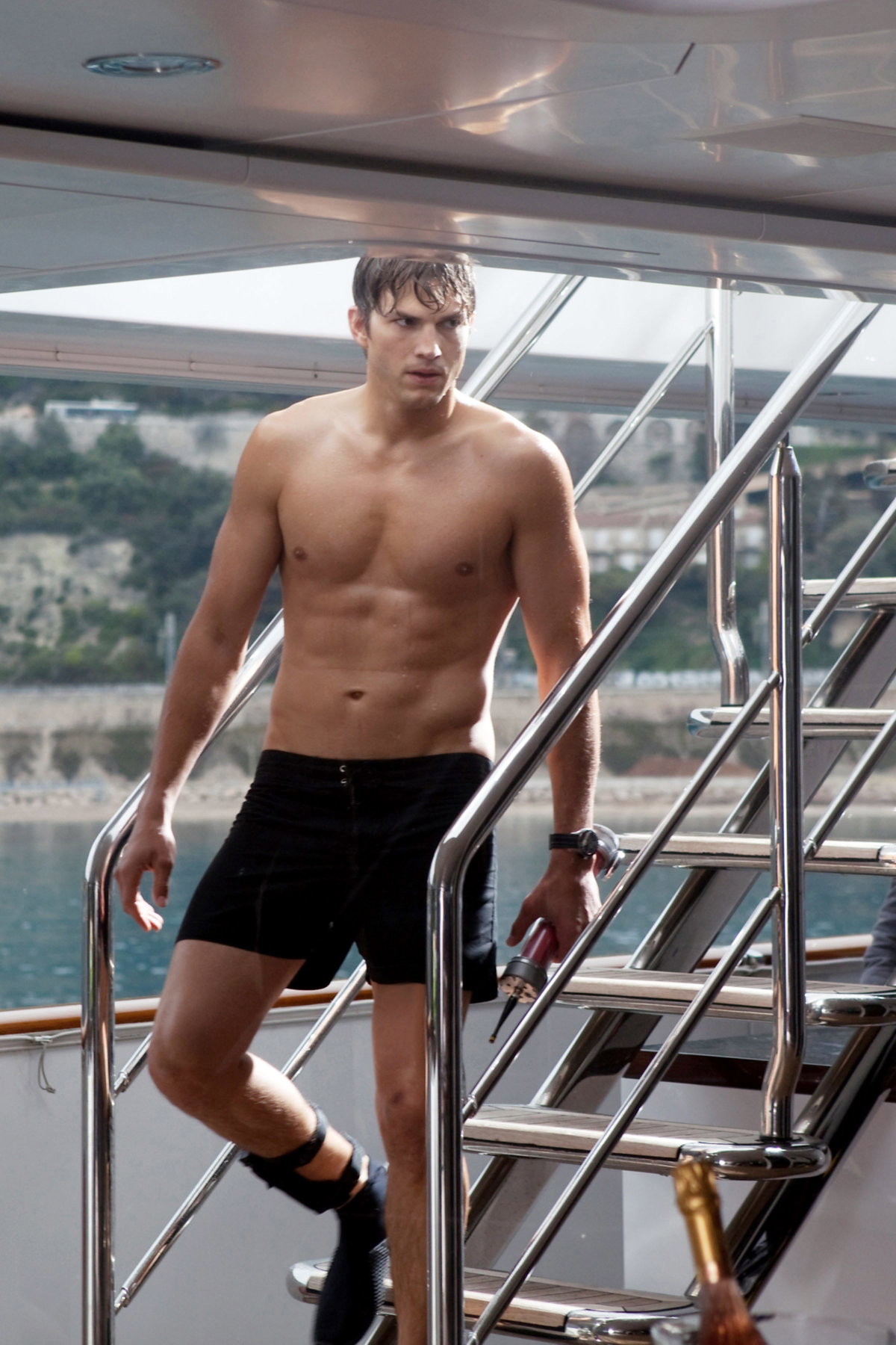 Im Film "Kiss and Kill" entstand dieser nette Schnappschuss von Hottie Ashton Kutcher. Nicht nur für den Film ist der Schauspieler in Topform!