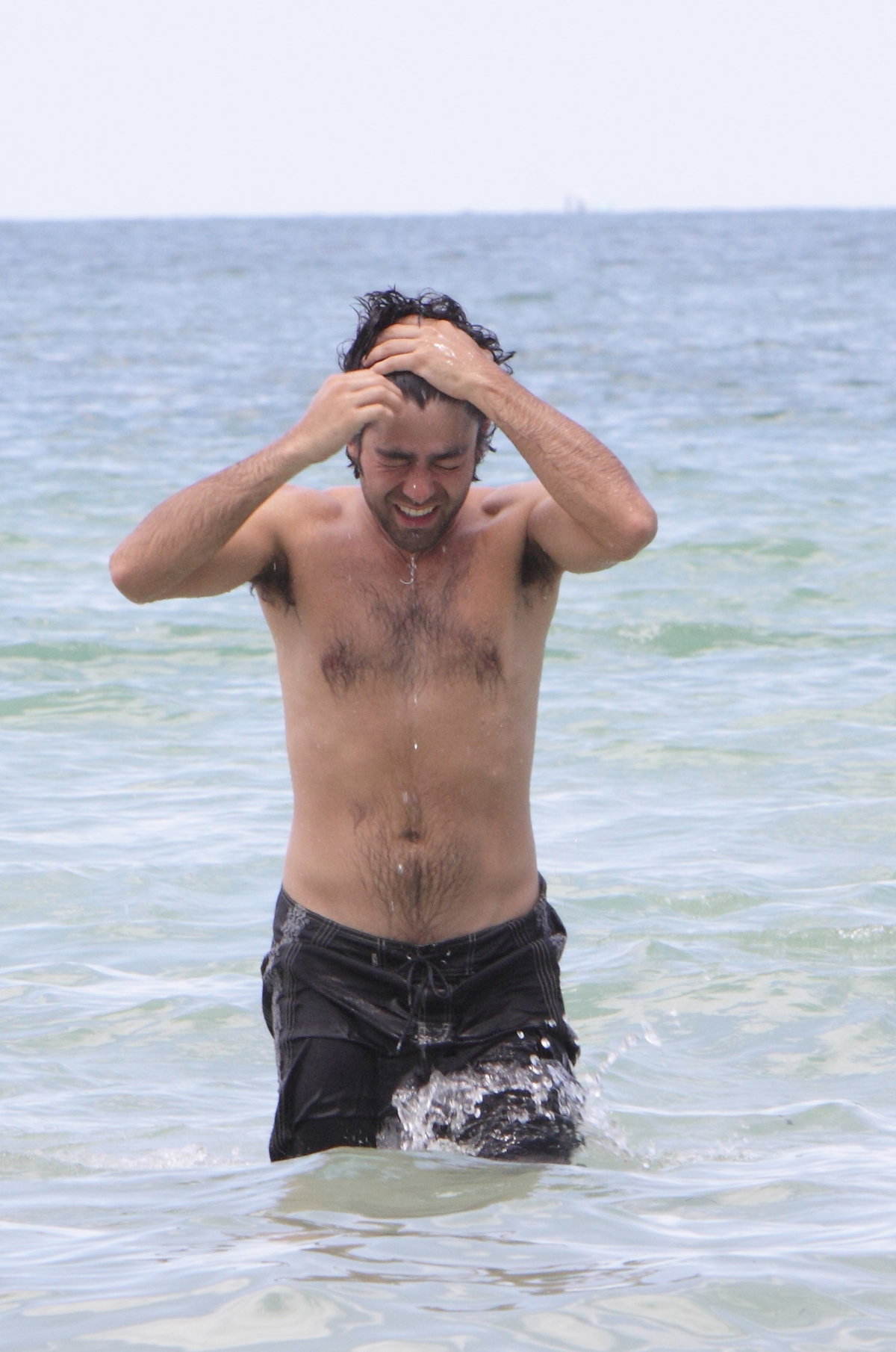Adrian Gernier oberkörperfrei im Meer