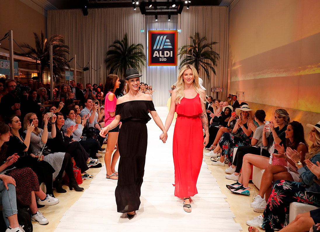 Michelle Hunziker läuft mit Model über den Laufsteg