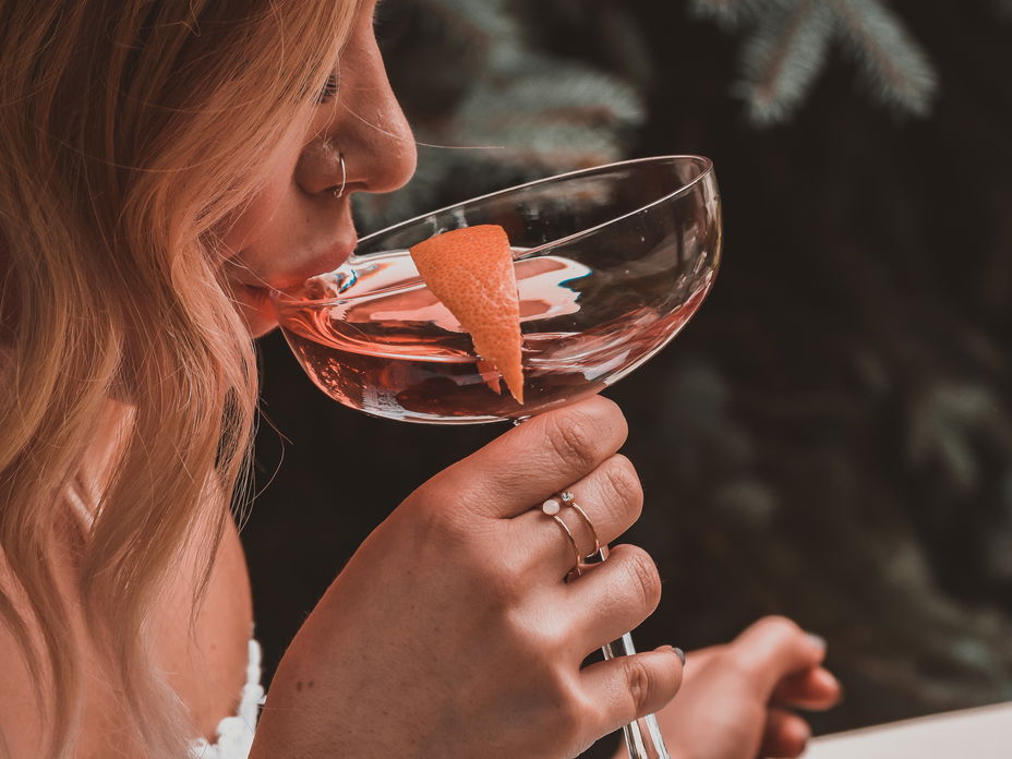 Frau trinkt Cocktail