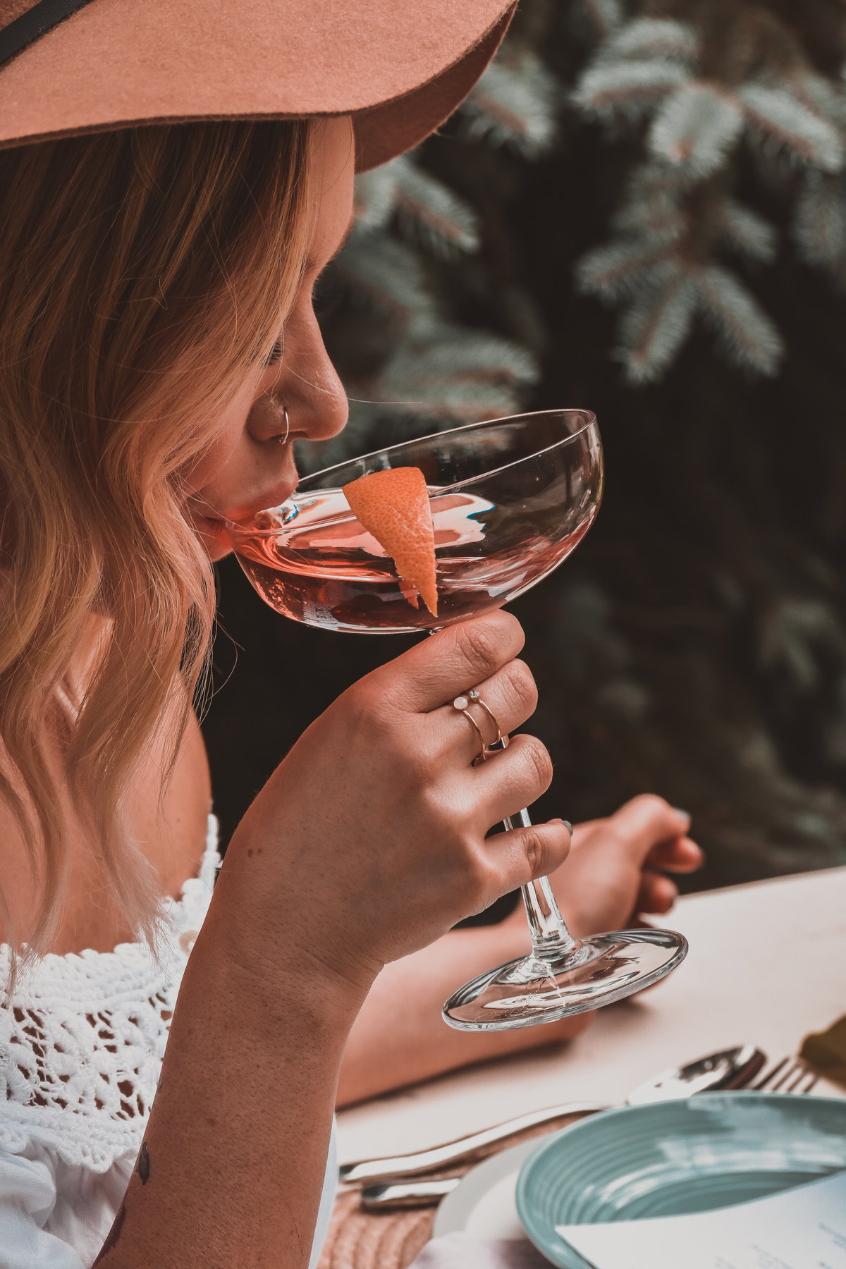 Frau trinkt Cocktail