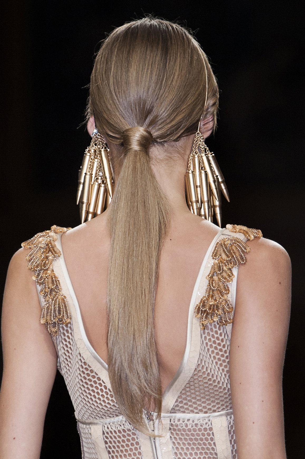 Für diese Zopf-Frisur einfach eine Haarsträhne um das Zopfgummi wickeln und mit einer Haarnadel feststecken.