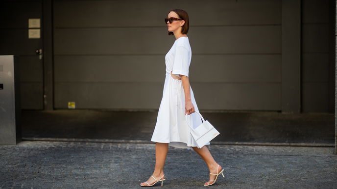 Büro-Outfits für warme Tage: So kleidet ihr euch stilbewusst im Sommer