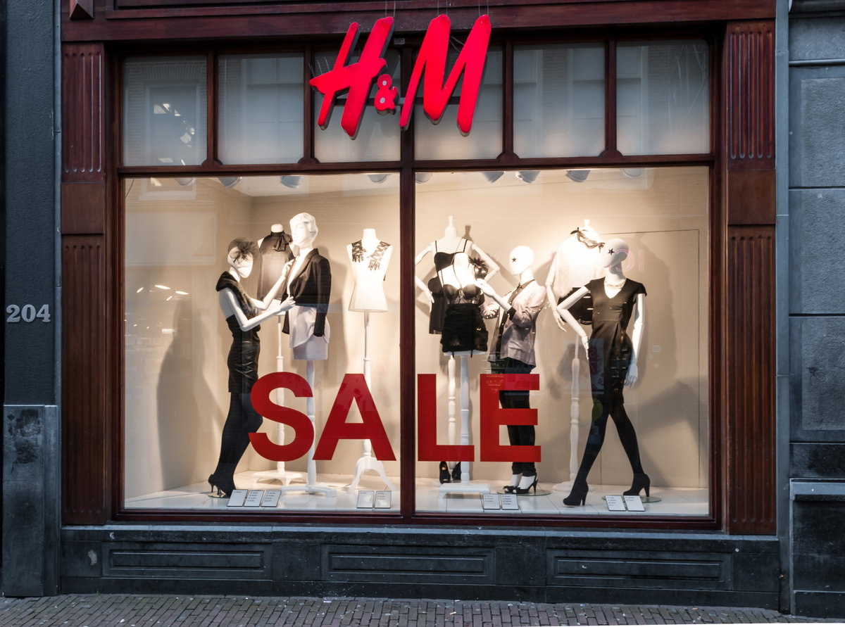 Ein H&M-Schaufenster mit einem Sale-Hinweis
