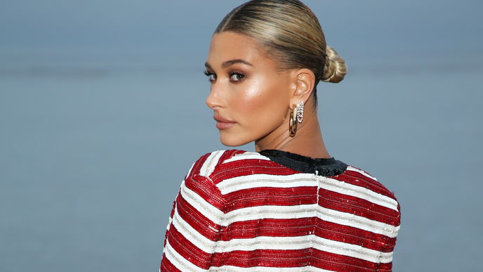 Dank Hailey Bieber wollen wir jetzt ein Hüft-Tattoo!