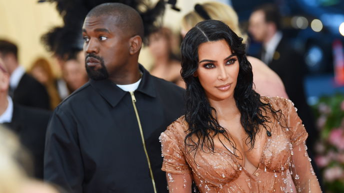 Kim Kardashian zeigt viertes Baby und verrät den Namen!
