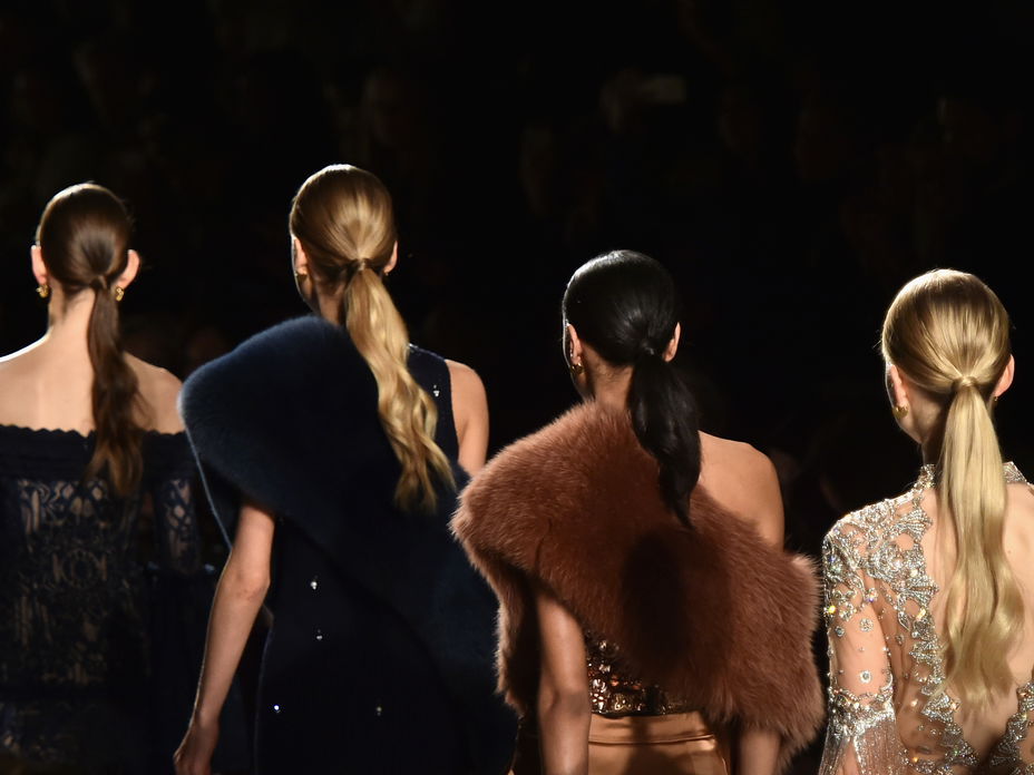 Models mit Low Ponytail Frisur