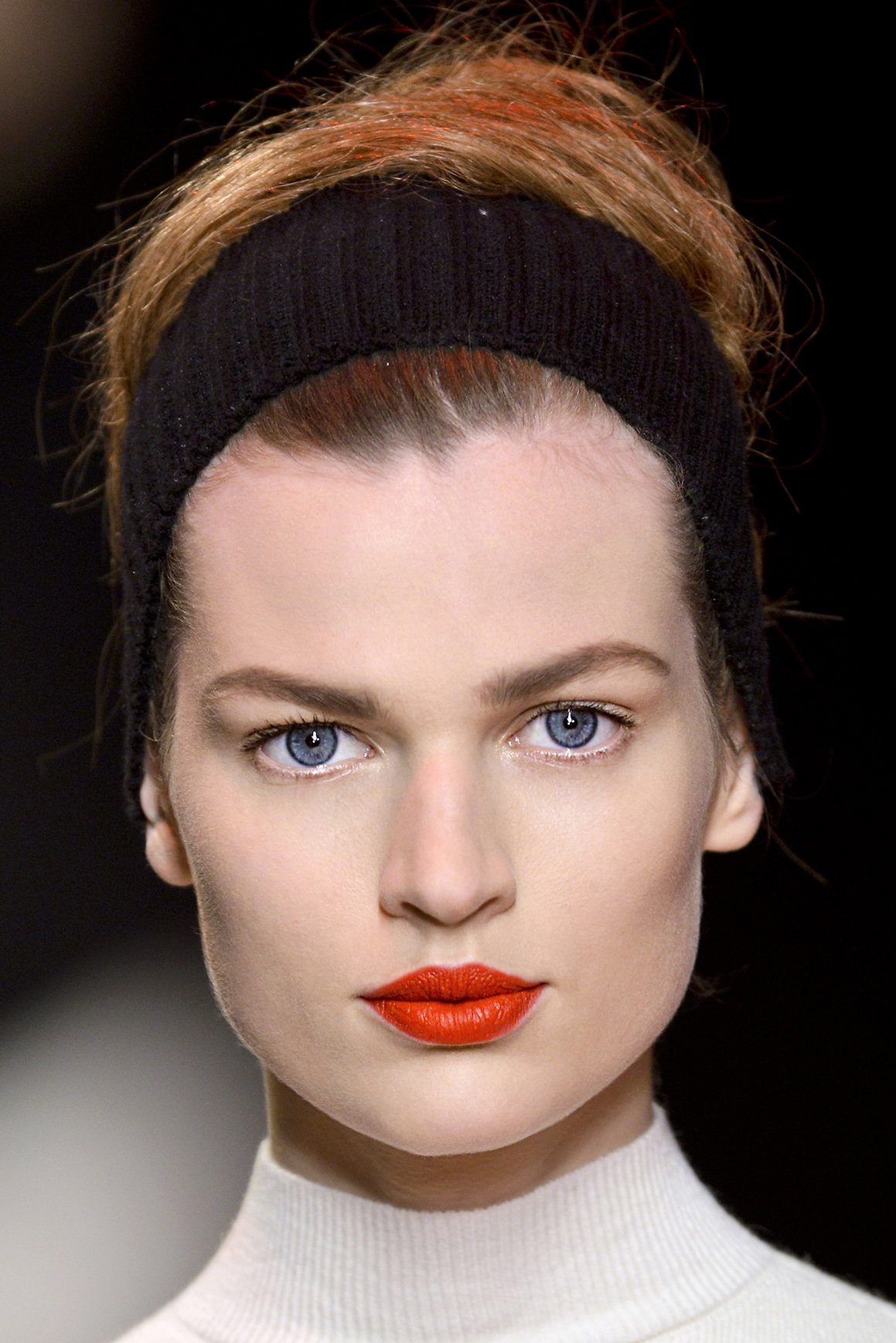 Rote Haare mit Haarband