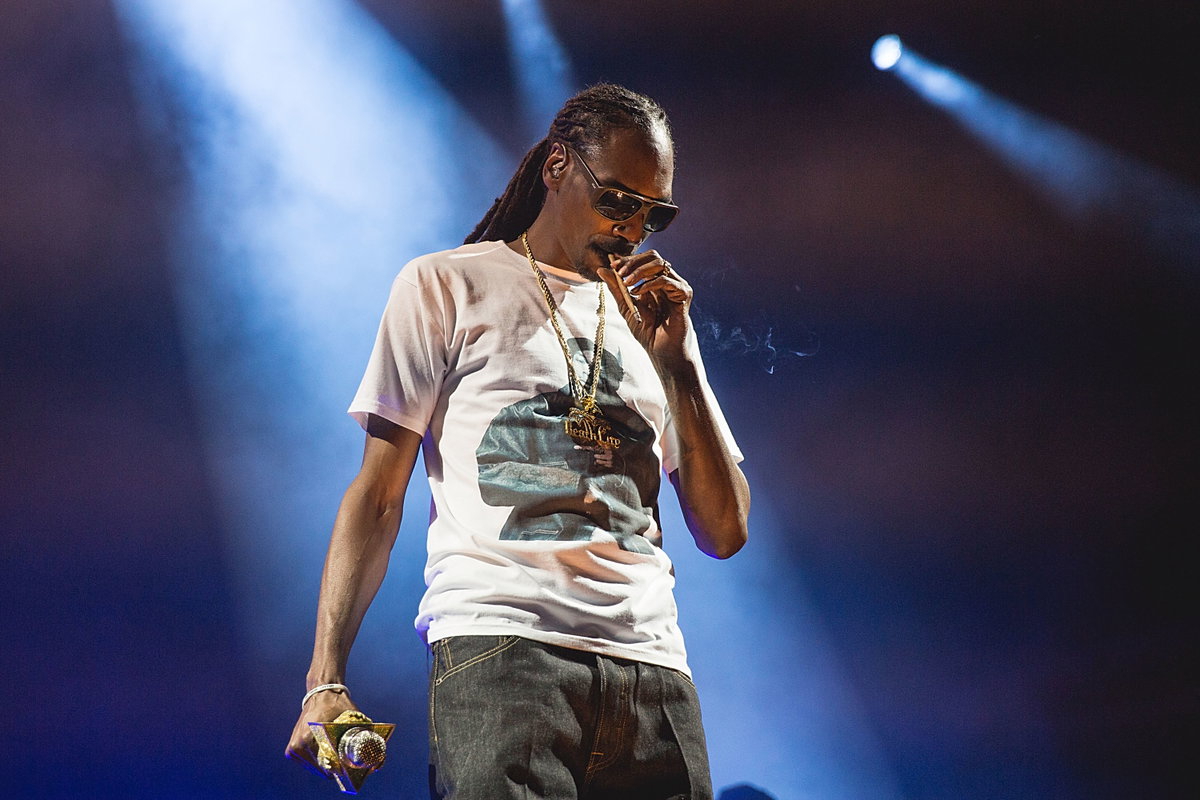 Snoop Dogg raucht auf der Bühne gerne mal einen Joint.