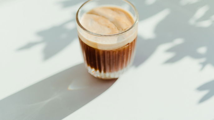 Mit Aktivkohle abnehmen: Kann der Black Latte helfen?
