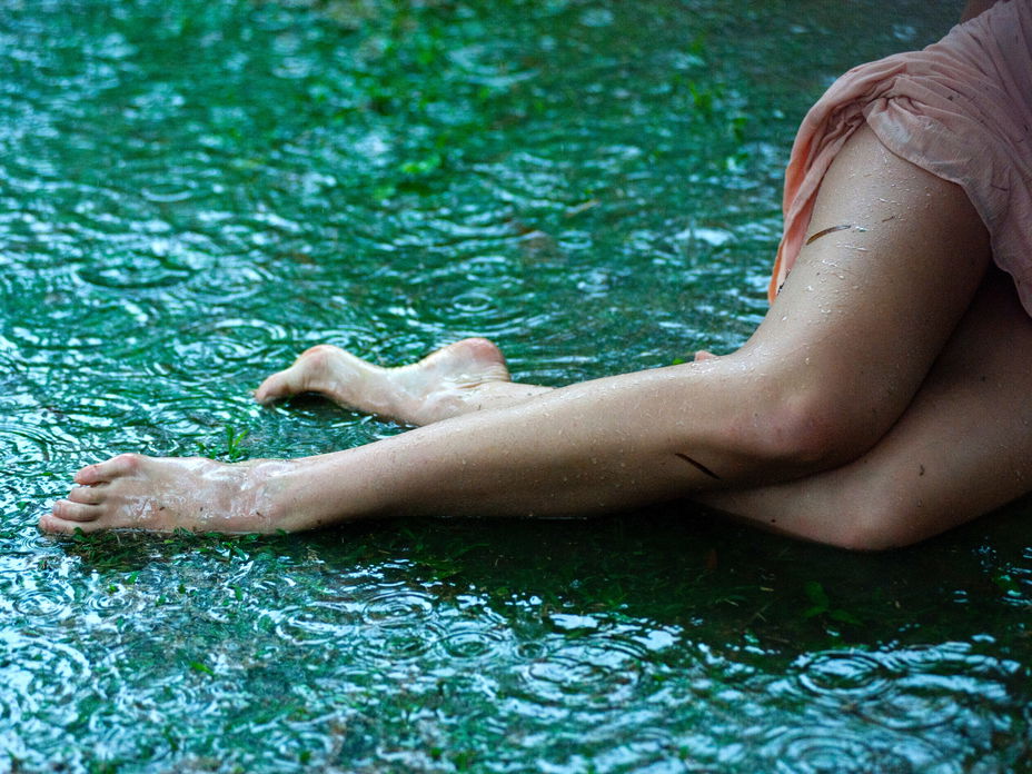 lange beine im wasser
