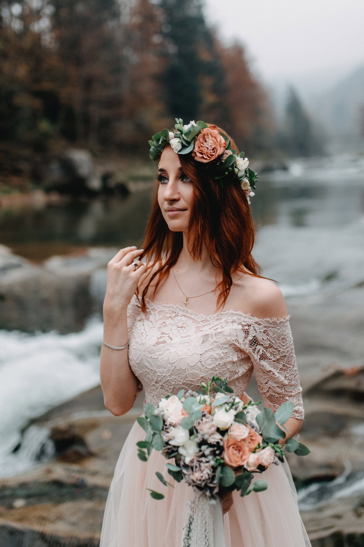 Braut mit Blumenkranz im Haar und Brautstrauß