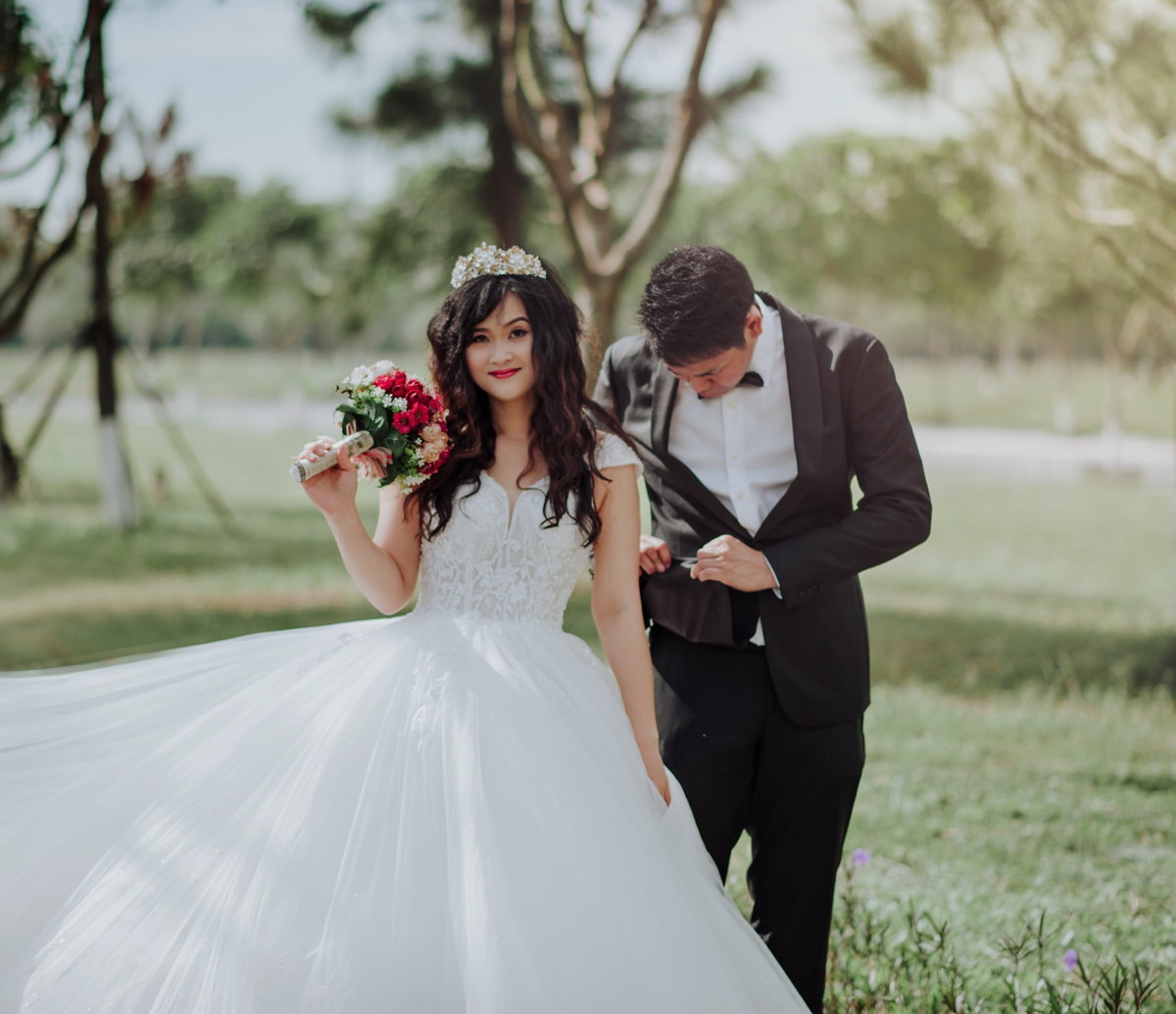 Bei einer märchenhaften Hochzeit und einem pompösen Kleid harmoniert ein tolles Diadem wunderbar mit leichten Beauchwafes.