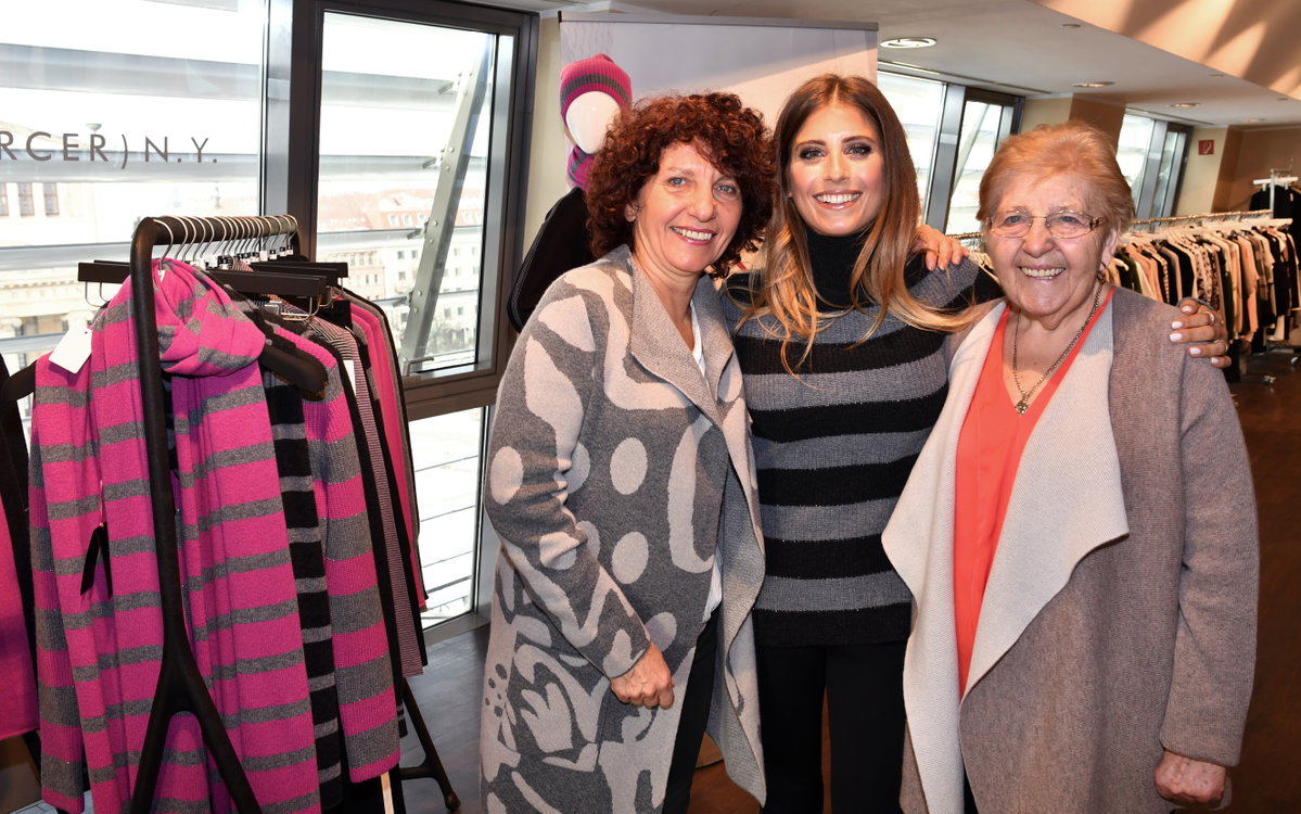 Cathy Hummels mit Mama und Oma