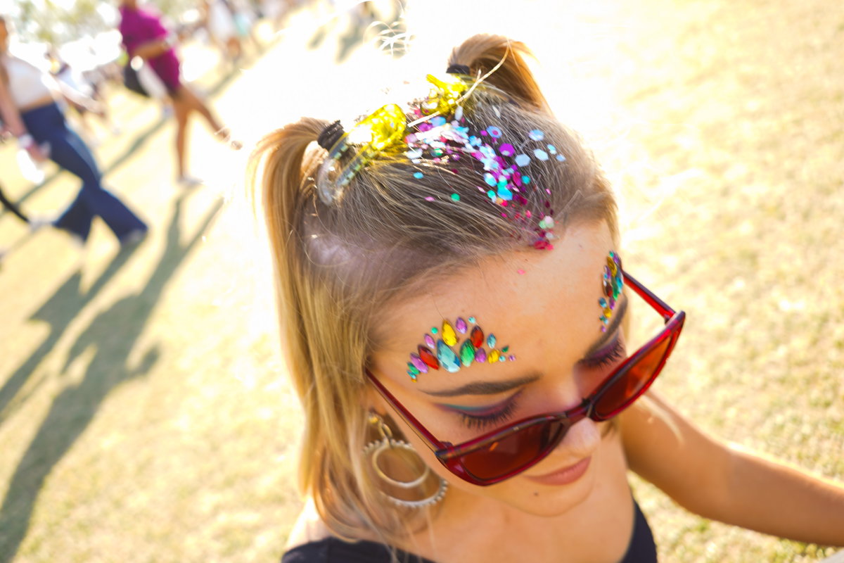 Festival-Frisur mit Glitzer
