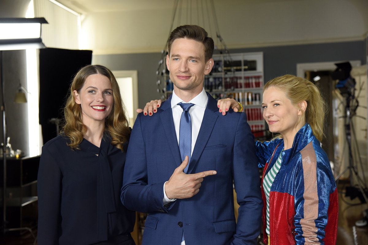 In der RTL-Serie "Jenny – echt gerecht" muss sich August Wittgenstein zwischen zwei Frauen entscheiden. Wie sieht es im echten Leben aus?