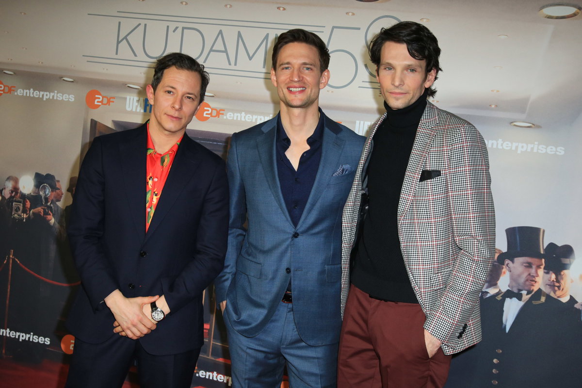 In dem Mehrteiler "Ku'damm 56" spielt August Wittgenstein den homosexuellen Staatsanwalt Wolfgang von Boost.