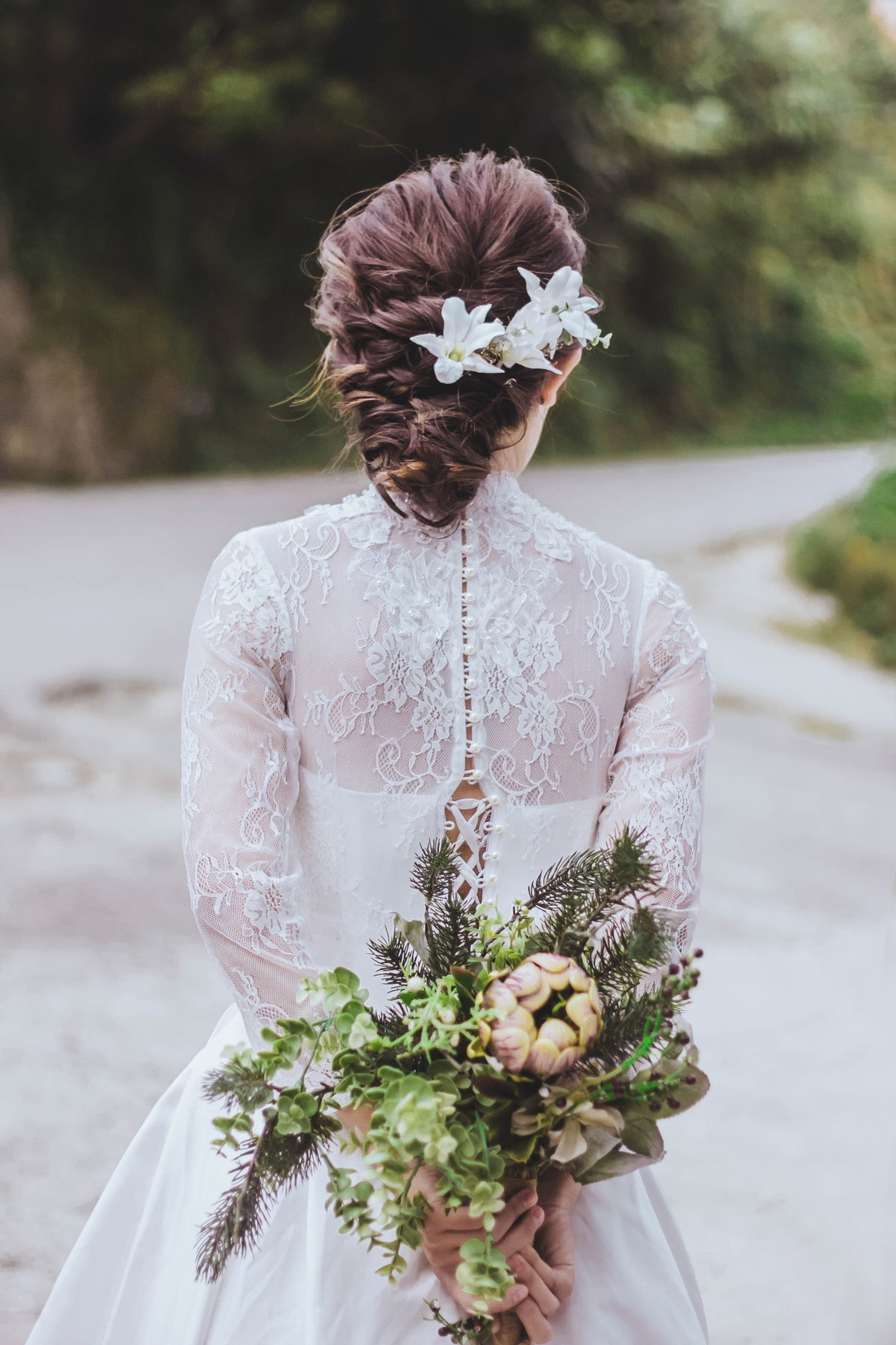 Haarschmuck einer Braut mit weißen Blüten