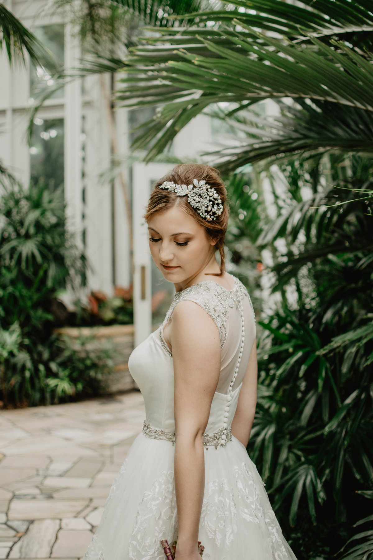 Wer ein wenig Glamour in seinen Hochzeitsgast-Look bringen möchte, jedoch keine Diademe mag, der kann auf ein feines Haarband mit Edelsteinen zurückgreifen.