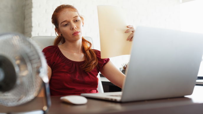 Mit diesen Tipps übersteht ihr die Hitzewelle auch im Büro!