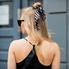 Der "Half Bun" ist die entspannteste Art, die Haare im Sommer zu stylen