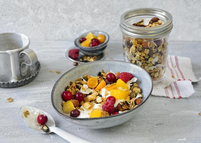 Naturjoghurt mit Früchten und Müsli