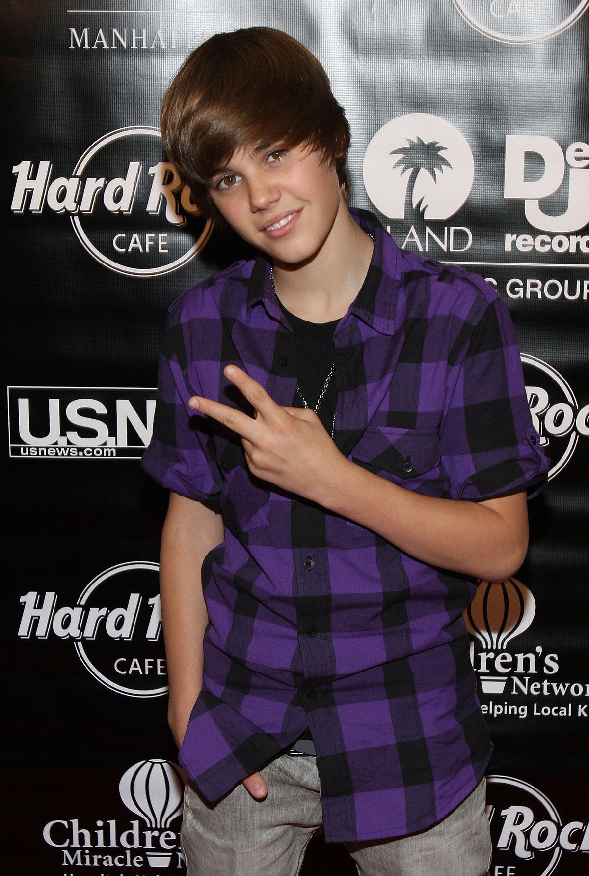 Könnt ihr euch noch an die allerersten Auftritte von Justin Bieber erinnern? Damals trug er sein Haar etwas länger und alles war auf die rechte Seite gekämmt...