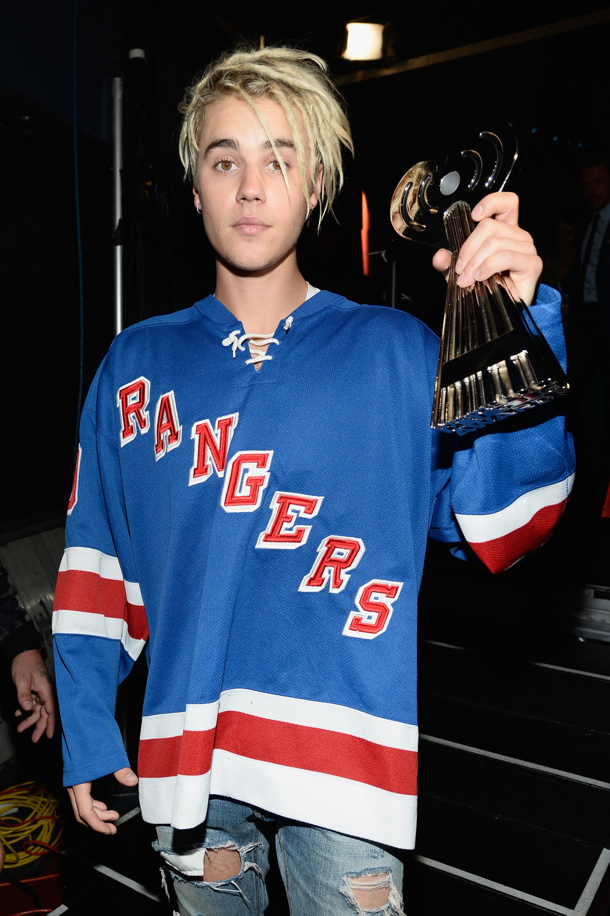 Kennt ihr noch diesen 90er-Look von Justin Bieber? Mit blond-gefärbten Dreadlocks räumte er damals bei den Billboard Awards ab!