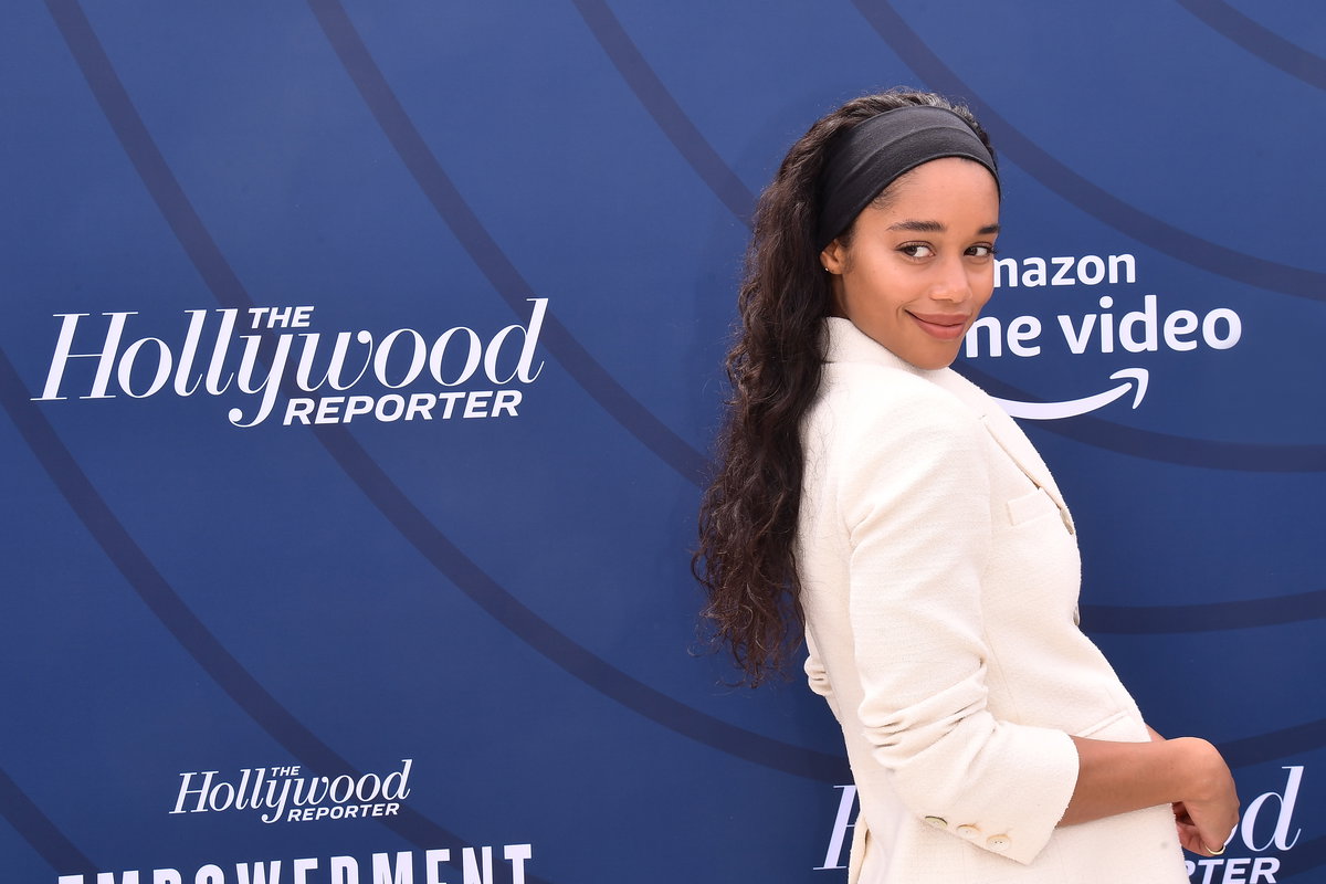 Laura Harrier mit Haarband
