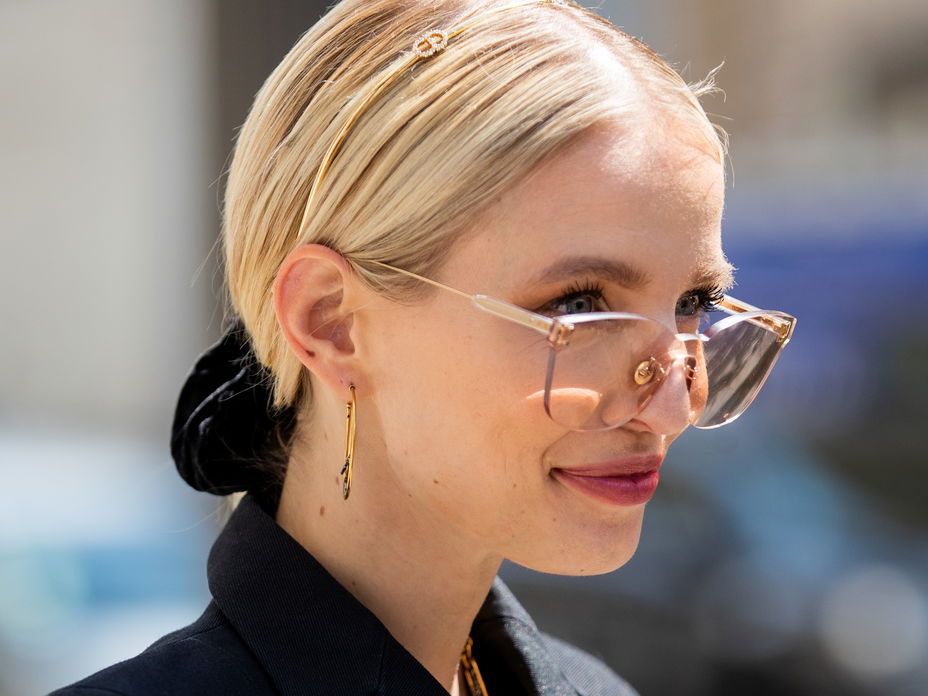 Leonie Hanne mit Scrunchie im Sommer
