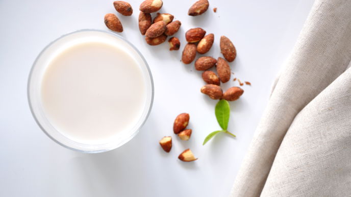 Mandelmilch selber machen: Das einfachste Rezept mit nur 3 Zutaten