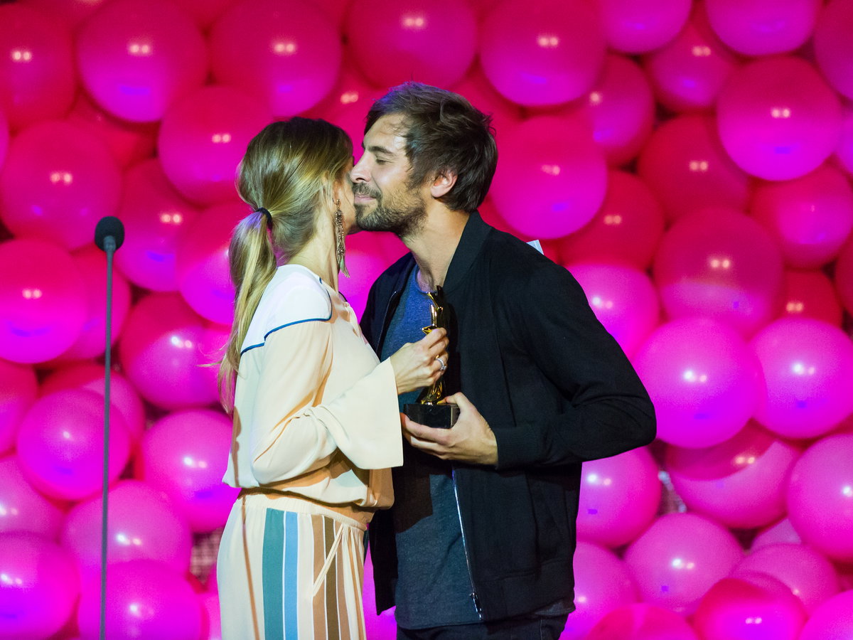 Max Giesinger küsst unbekannte Frau auf Bühne