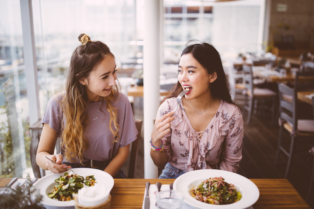 Frauen essen Mittagessen