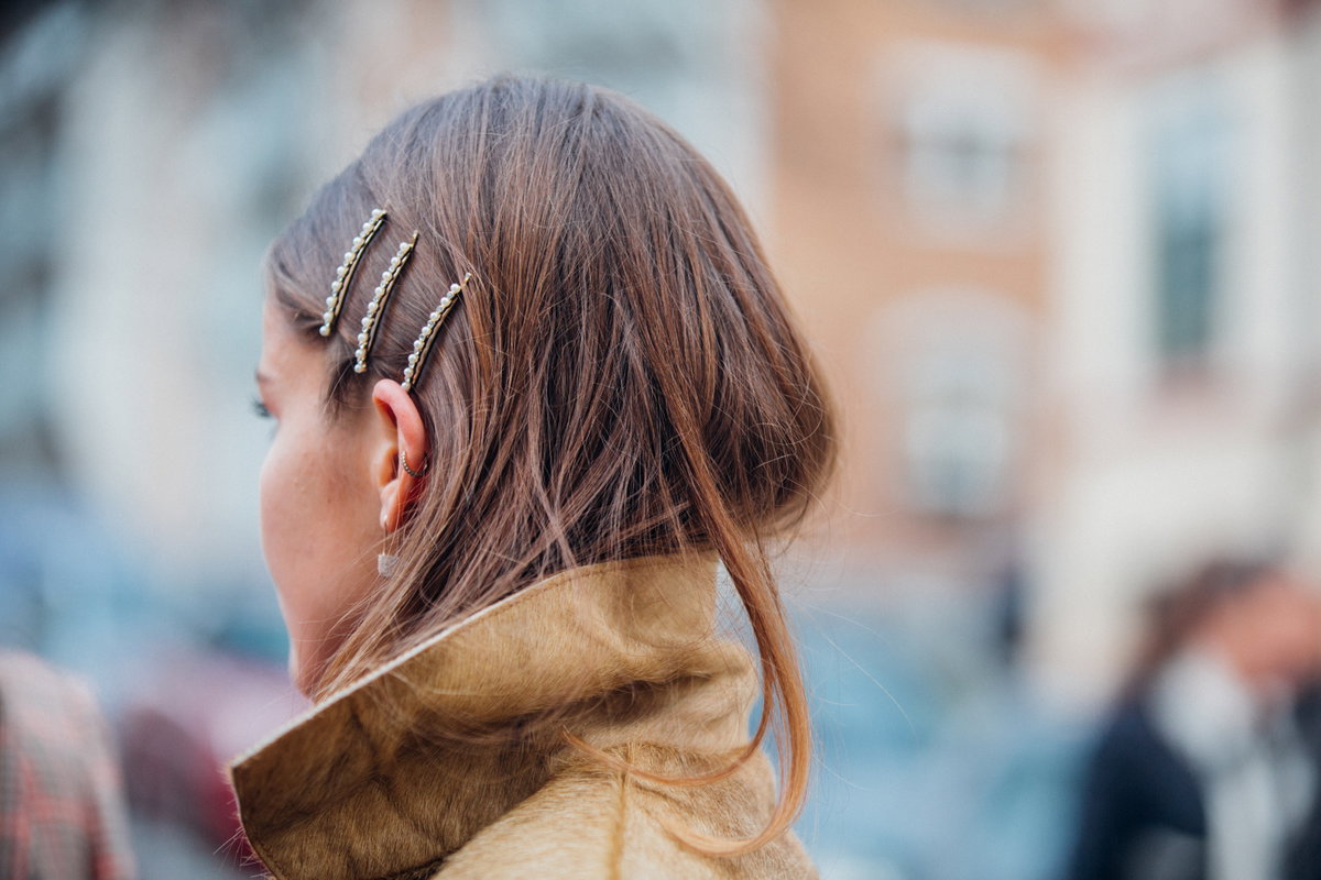 Brünette Frau mit drei Haarspangen
