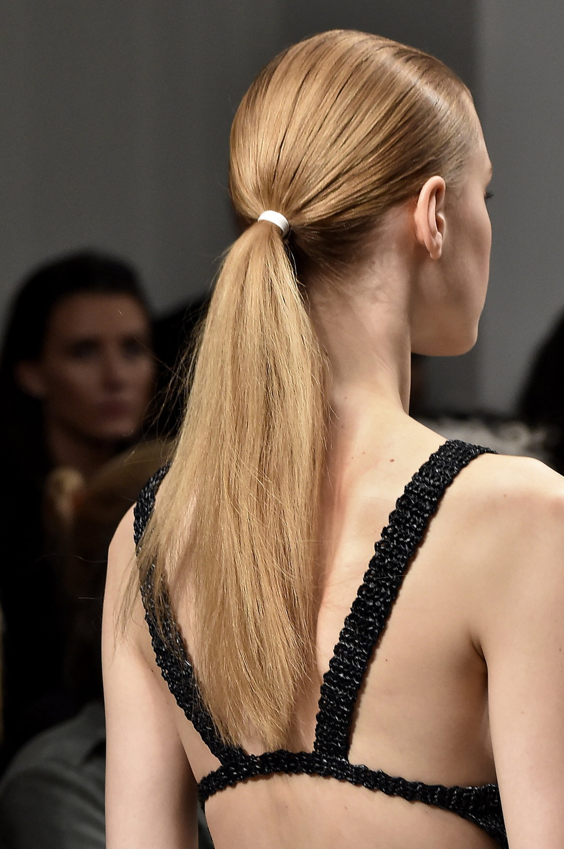 Model mit langem Pferdeschwanz