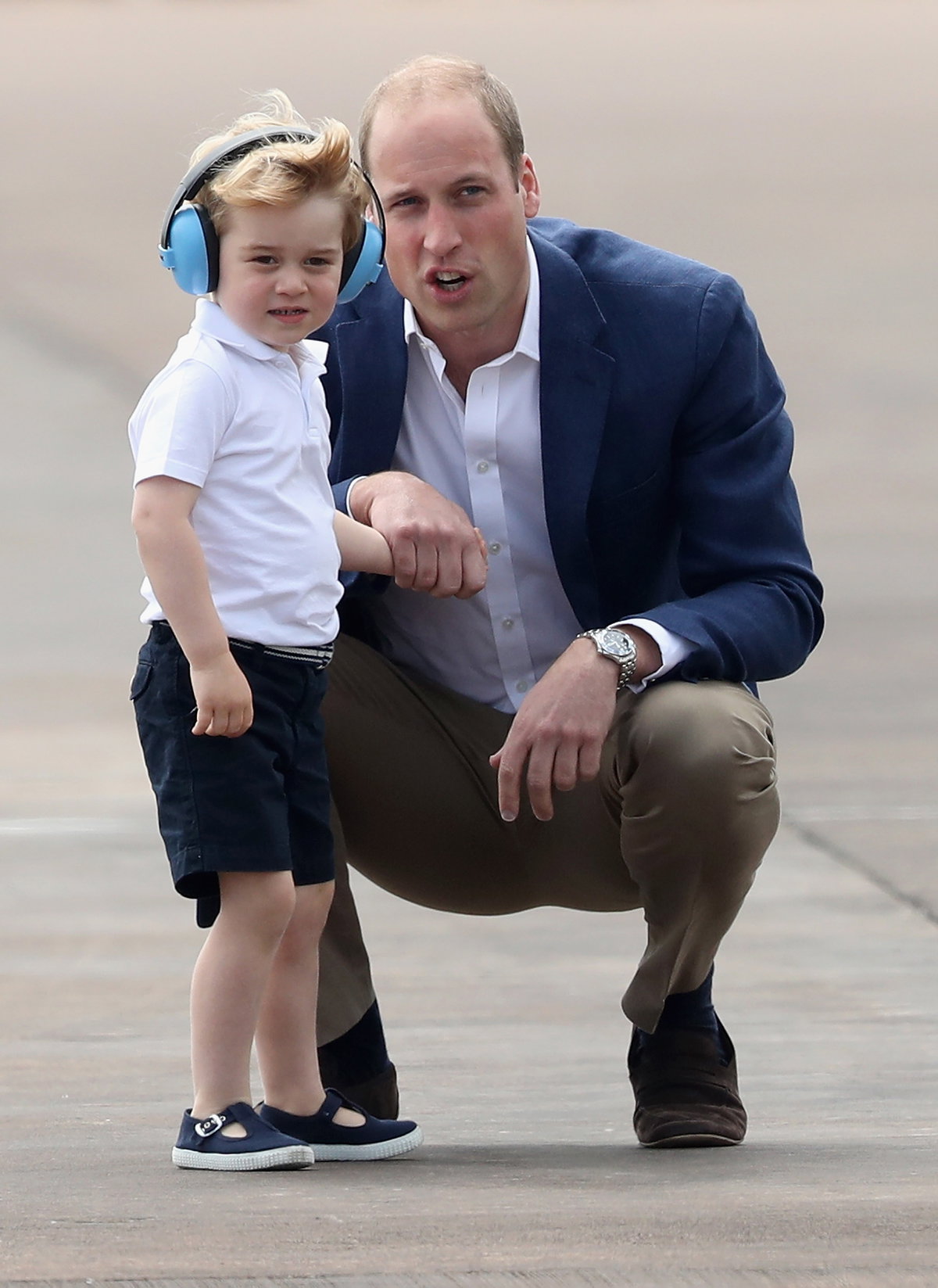 Wie süß! Der kleine Prinz George klammerte sich beim Besuch der "The Royal International Air Tattoo 2016" fest an seinen Vater.