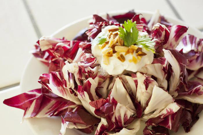 Radieschen-Kräuterquark-Joghurt auf Salatbett
