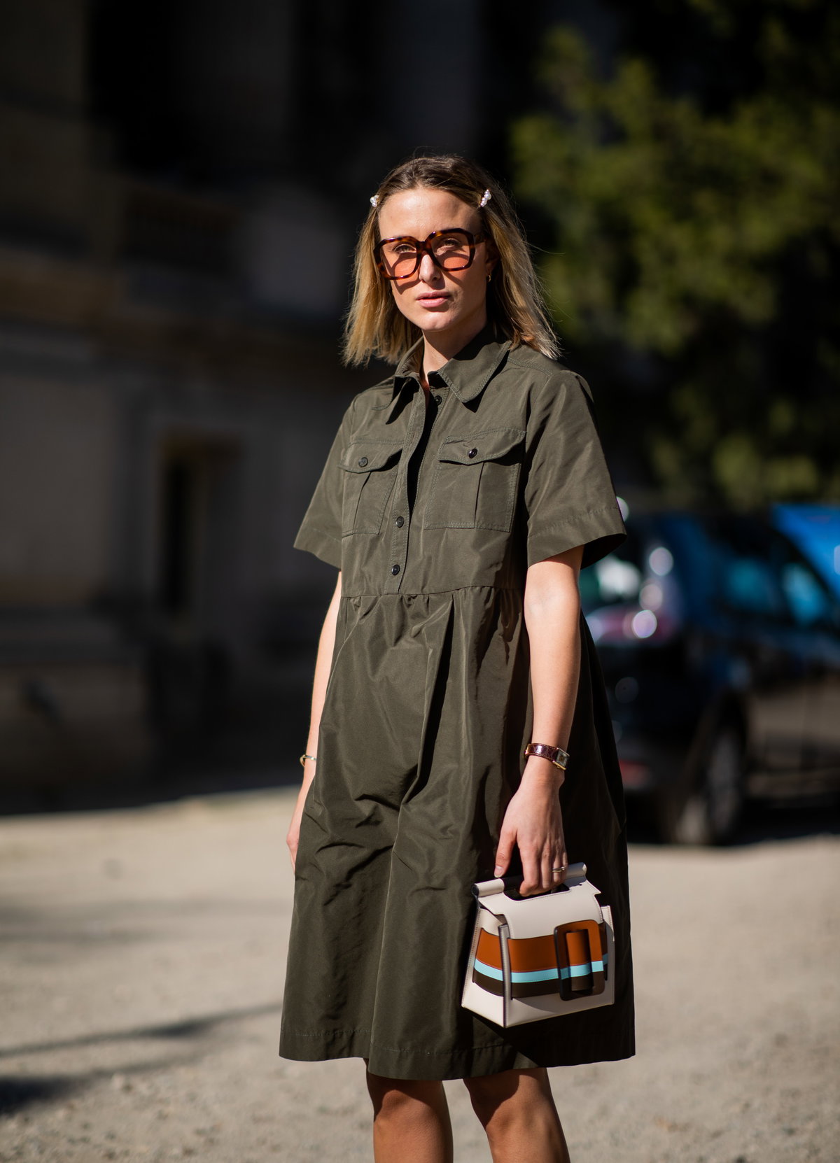Rebecca Laurey mit khaki Kleid und zwei Haarspangen im Haar