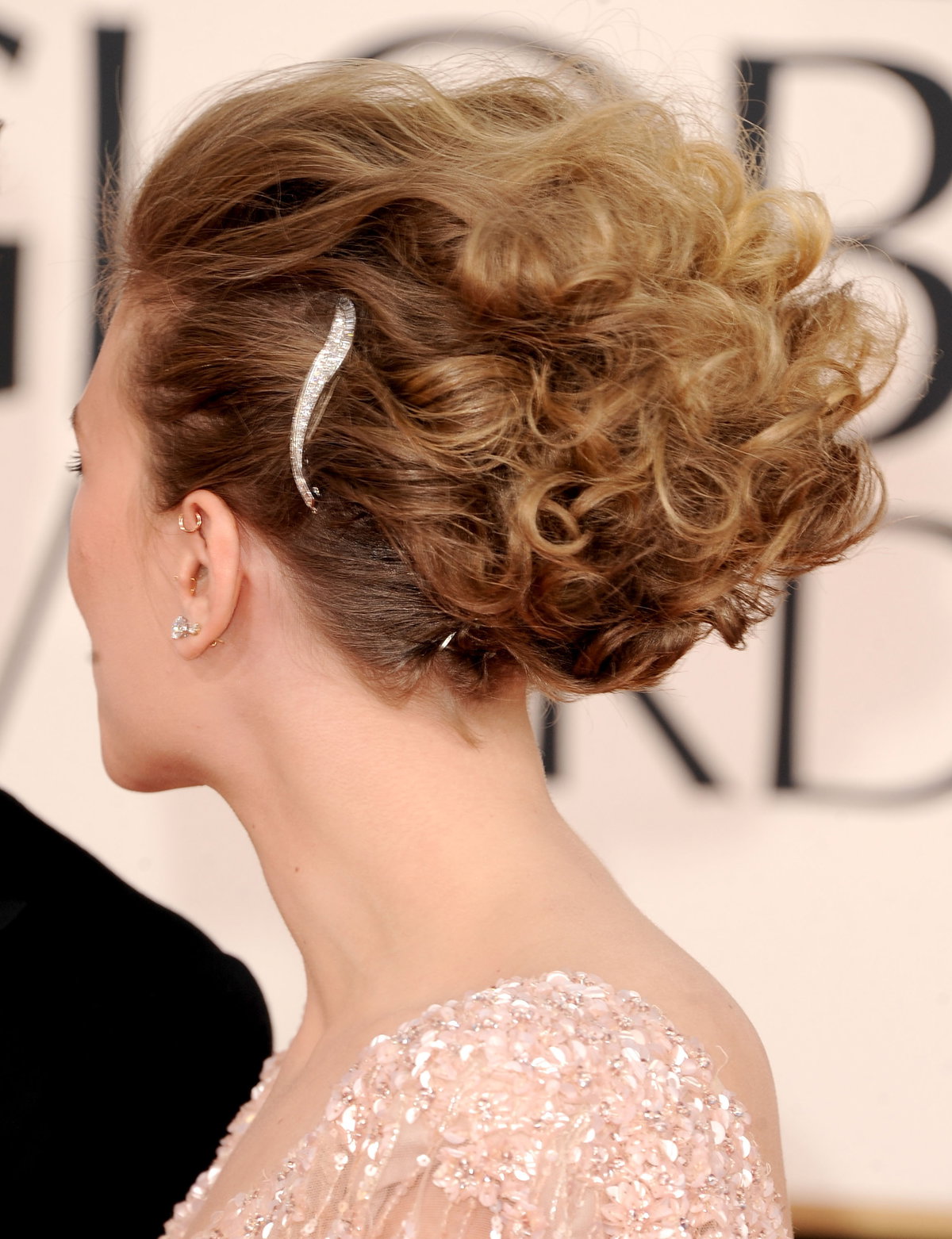 Scarlett Johansson mit Haarspange und Hochsteckfrisur