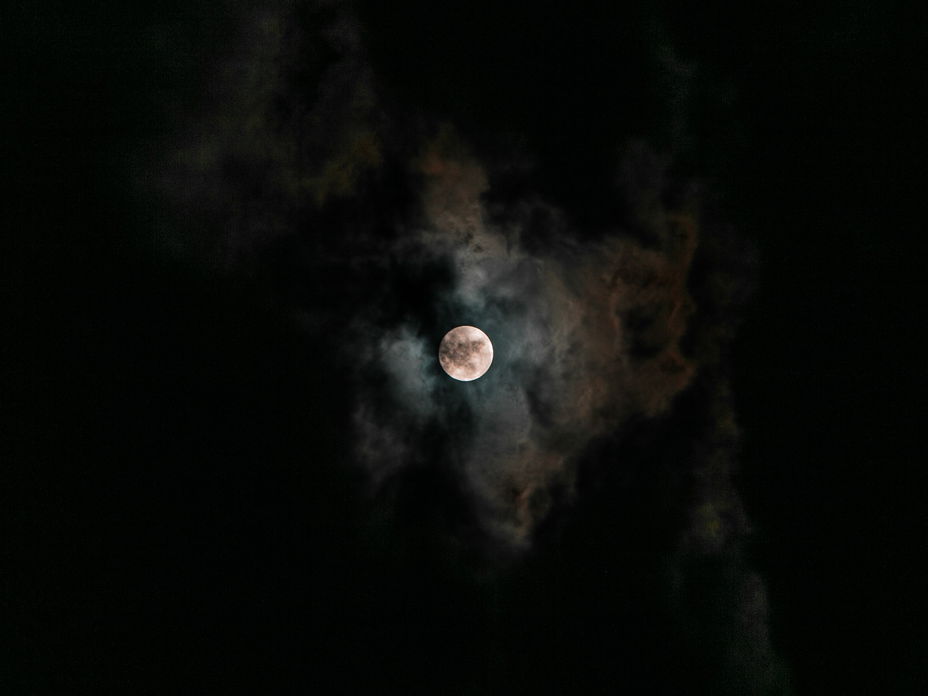 Schwarzer Mond zur Mondfinsternis