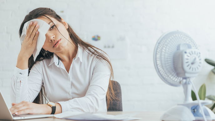 Hitze im Büro: Das steht Arbeitnehmern laut Arbeitsschutzgesetz zu!
