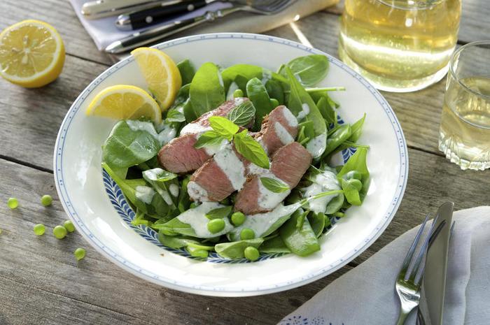 Spinatsalat mit Lamm und Joghurtdressing