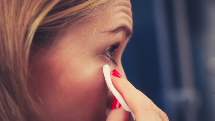 Das ist der Abschmink-Fehler, der unsere Wimpern zerstört!
