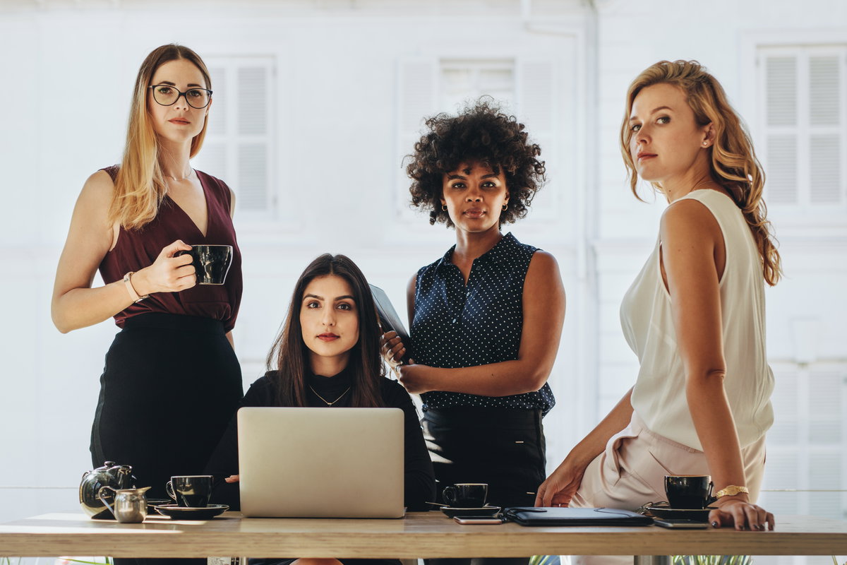 Vier Frauen am Schreibtisch
