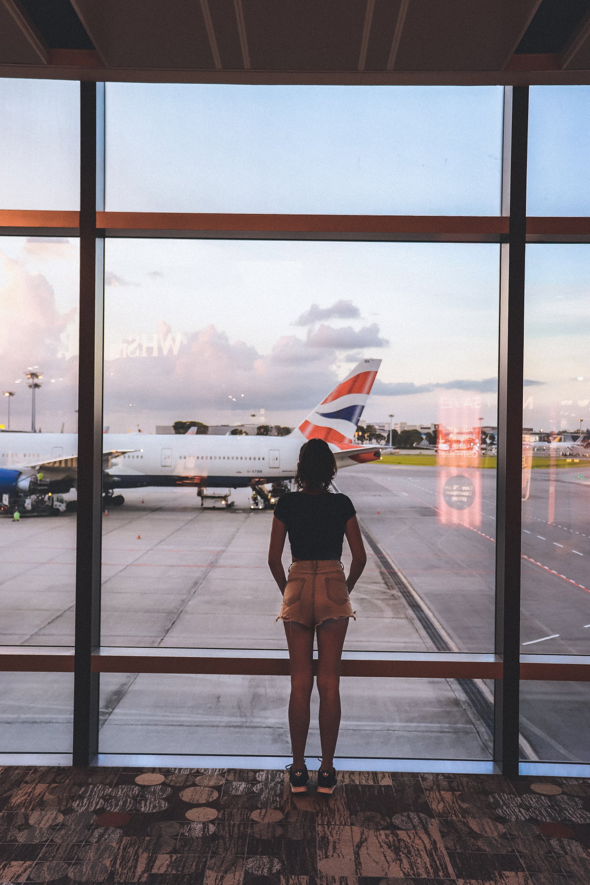 Mädchen vor einem Flugzeug