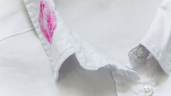 Make-up Flecken auf Kleidung entfernen: Diese SOS-Tricks helfen!