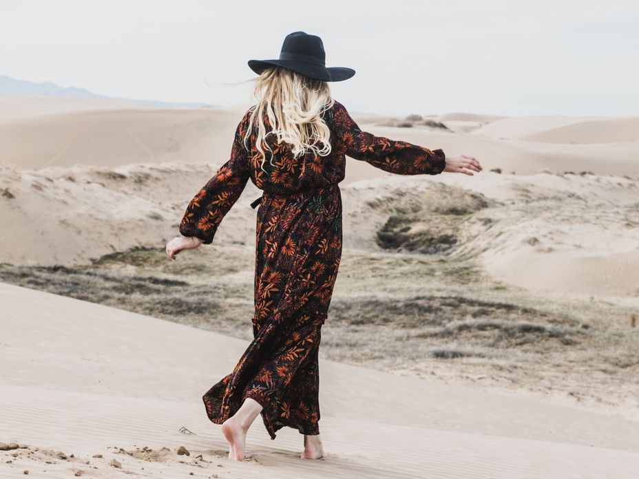 Horoskop: Frau läuft auf Sand
