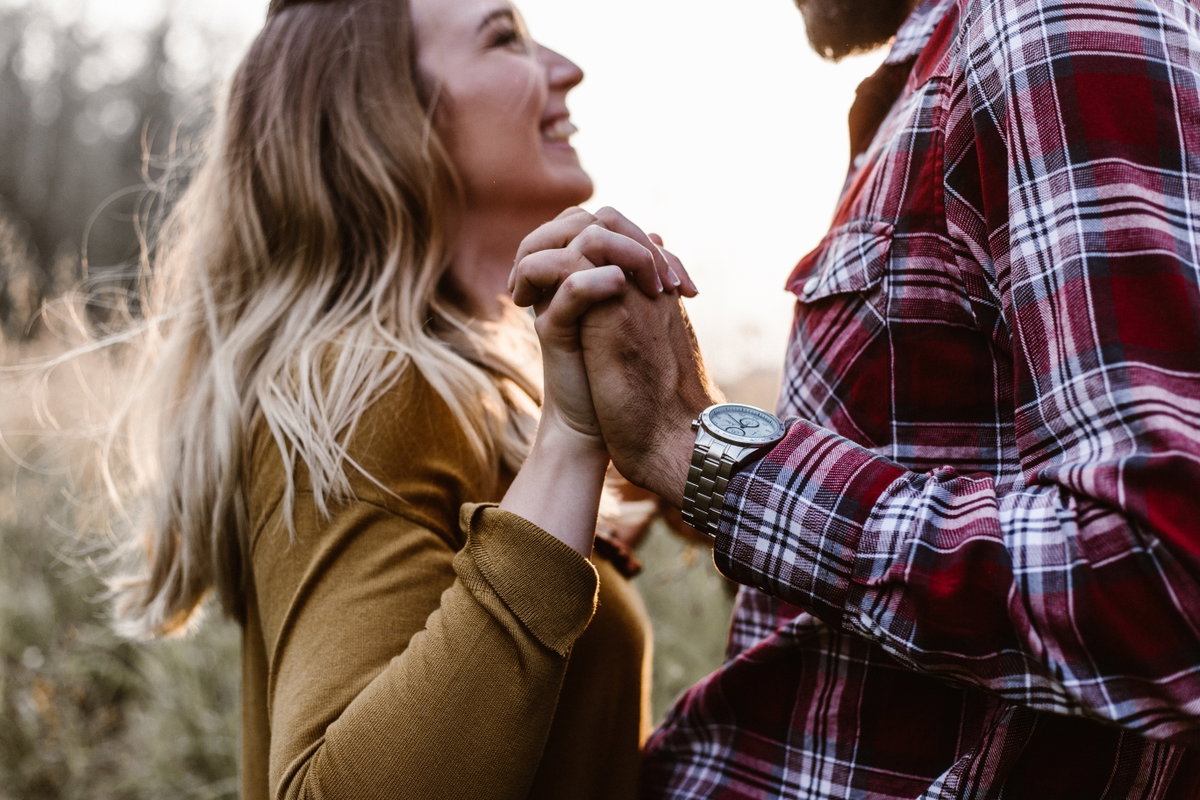 Frau und Mann lachen sich an