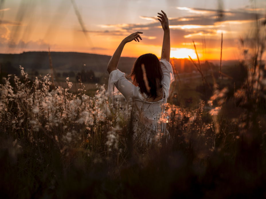 Frau Feld Sonnenuntergang