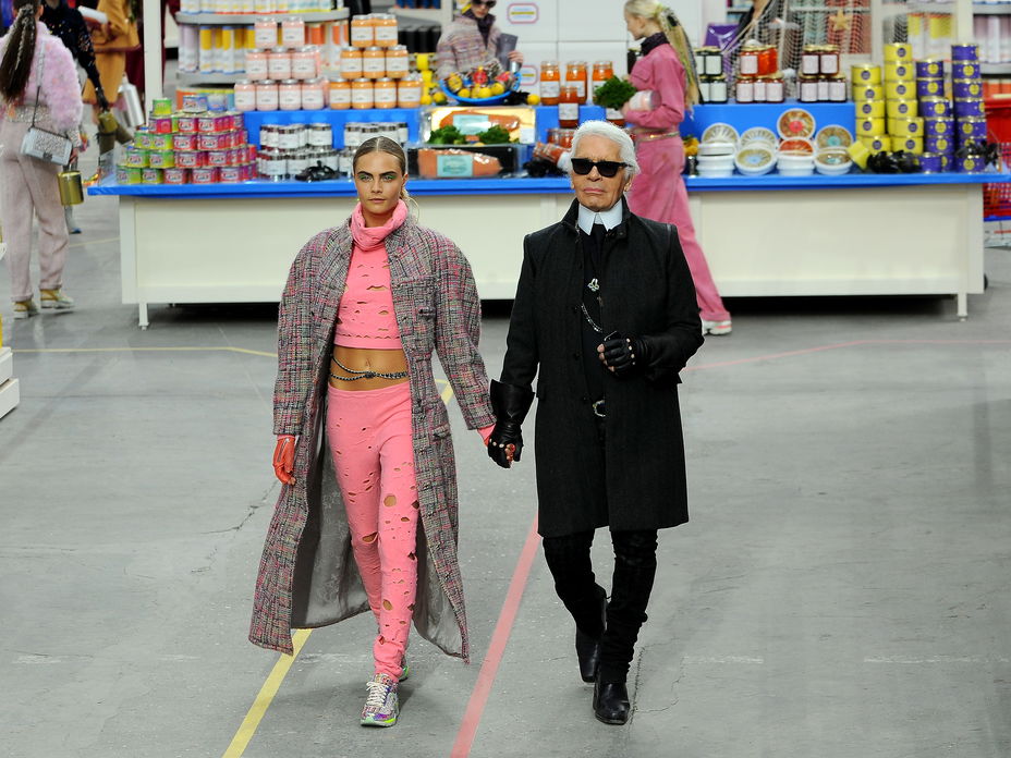 Karl Lagerfeld und Cara Delevigne Hand-in-Hand auf dem Catwalk